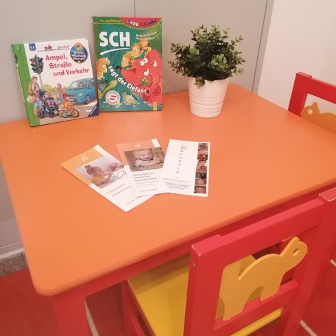 Wartebereich, Tisch mit Büchern für Kinder